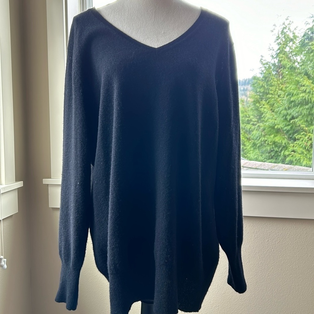 Neiman Marcus Women’s Cashmere V-Neck Sweater 1x